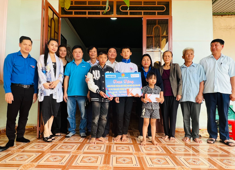 Các đơn vị trao tiền hỗ trợ 3 thiếu nhi mồ côi bố mẹ do tai nạn giao thông ở huyện Chư Prông. Ảnh P.L Các đơn vị trao tiền hỗ trợ 3 thiếu nhi mồ côi bố mẹ do tai nạn giao thông ở huyện Chư Prông. Ảnh P.L