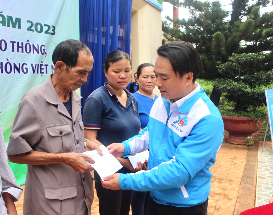 Anh Đỗ Duy Nam-Phó Bí thư Tỉnh Đoàn Gia Lai tặng quà các gia đình chính sách của huyện Chư Păh. Ảnh: P.L