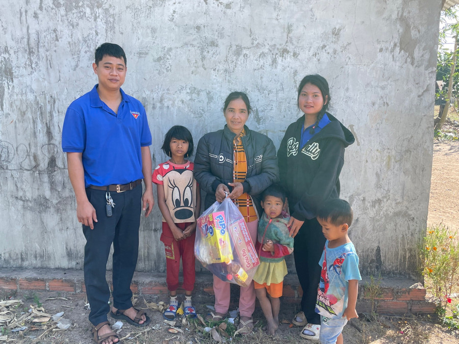 Đoàn xã Ia Lâu (huyện Chư Prông) tặng quà các em học sinh có hoàn cảnh khó khăn. Ảnh: Phan Lài