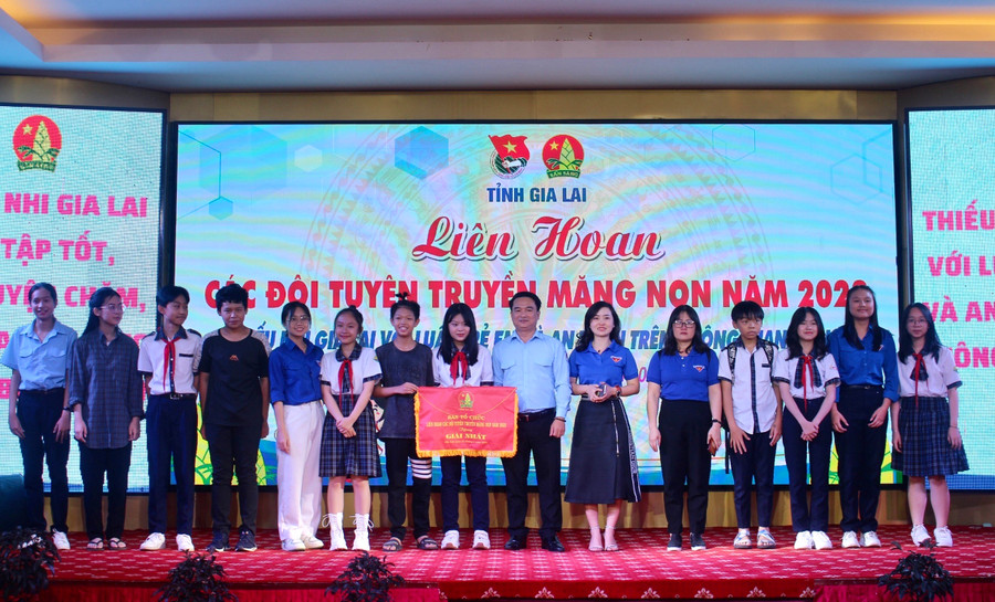 Anh Đỗ Duy Nam (thứ 7 từ phải qua)-Phó Bí thư Tỉnh Đoàn, Chủ tịch Hội đồng Đội tỉnh trao giải nhất cho đội tuyên truyền măng non TP. Pleiku. Ảnh: Phan Lài