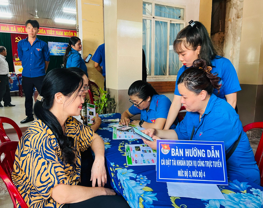 Đoàn viên, thanh niên hướng dẫn người dân cài đặt tài khoản dịch vụ công trực tuyến mức độ 3,4. Ảnh: P.L Đoàn viên, thanh niên hướng dẫn người dân cài đặt tài khoản dịch vụ công trực tuyến mức độ 3,4. Ảnh: P.L