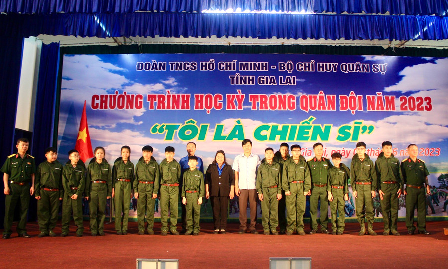 Các đại biểu động viên chiến sĩ "nhí" tại lễ xuất quân chương trình Học kỳ trong quân đội. Ảnh: P.L
