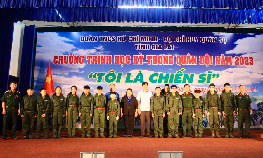 Các đại biểu động viên chiến sĩ "nhí" tại lễ xuất quân chương trình Học kỳ trong quân đội. Ảnh: P.L