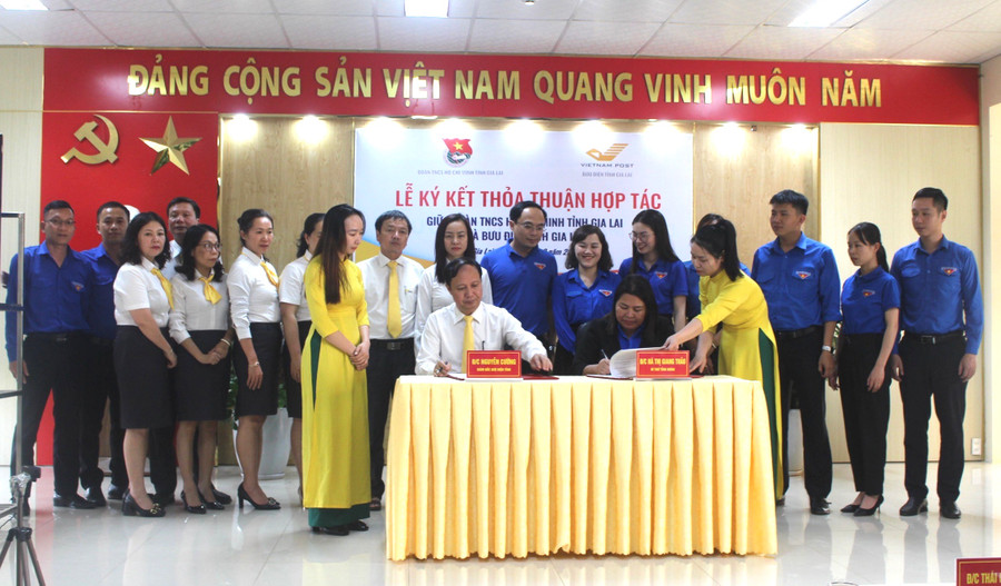 Tỉnh Đoàn và Bưu điện tỉnh Gia Lai ký kết chương trình hợp tác giai đoạn 2023-2026. Ảnh: Phan Lài
