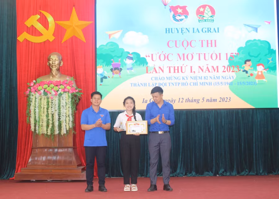 Ban tổ chức trao giải nhất cho thí sinh Bùi Thị Thu Thảo (ở giữa). Ảnh: Minh Nhật