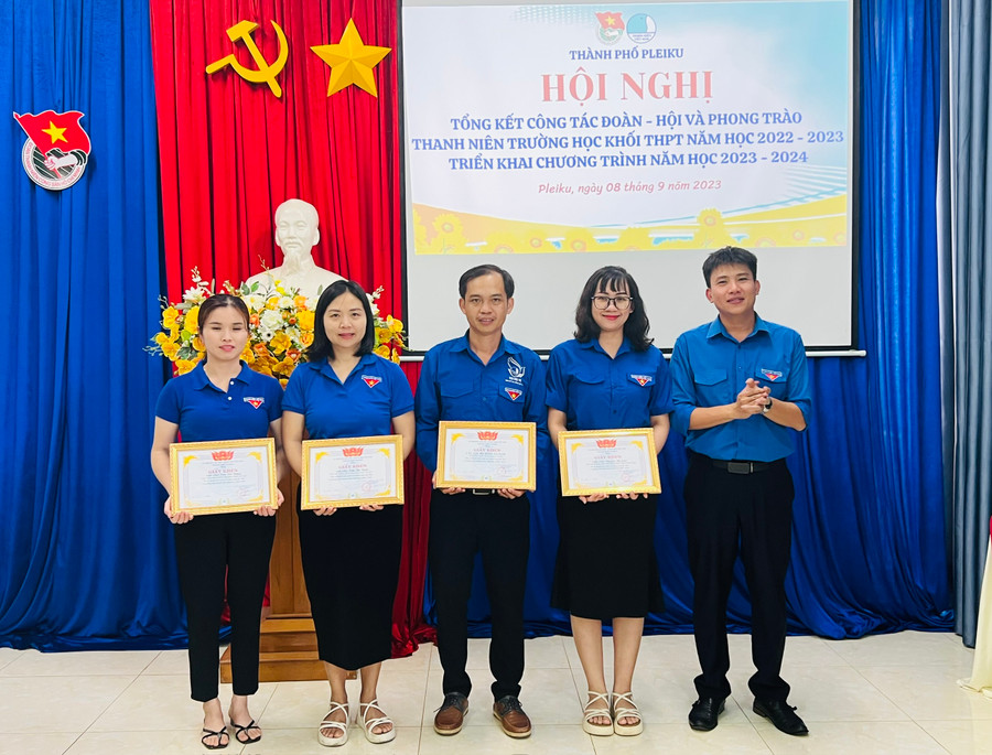 Bí thư Thành Đoàn Pleiku Thái Giang Nam (bìa phải) tặng giấy khen các tập thể, cá nhân có thành tích xuất sắc trong công tác Hội và phong trào thanh niên khối trường học. Ảnh: P.L Bí thư Thành Đoàn Pleiku Thái Giang Nam (bìa phải) tặng giấy khen các tập thể, cá nhân có thành tích xuất sắc trong công tác Hội và phong trào thanh niên khối trường học. Ảnh: P.L