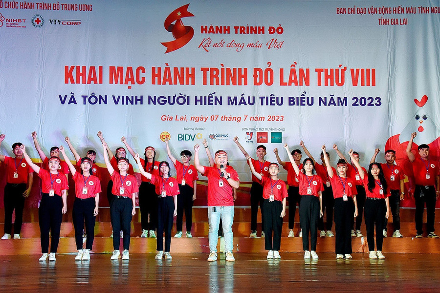 Các tình nguyện viên thể hiện quyết tâm thực hiện tốt chương trình Hành trình Đỏ tại Gia Lai. Ảnh: Đ.T Các tình nguyện viên thể hiện quyết tâm thực hiện tốt chương trình Hành trình Đỏ tại Gia Lai. Ảnh: Đ.T
