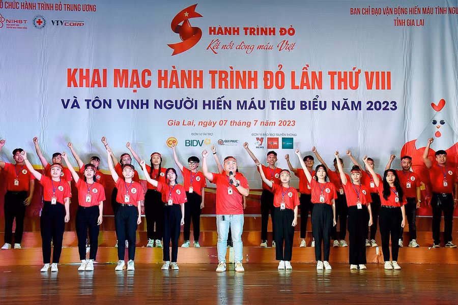 Các tình nguyện viên thể hiện quyết tâm thực hiện tốt chương trình Hành trình Đỏ tại Gia Lai. Ảnh: Đ.T
