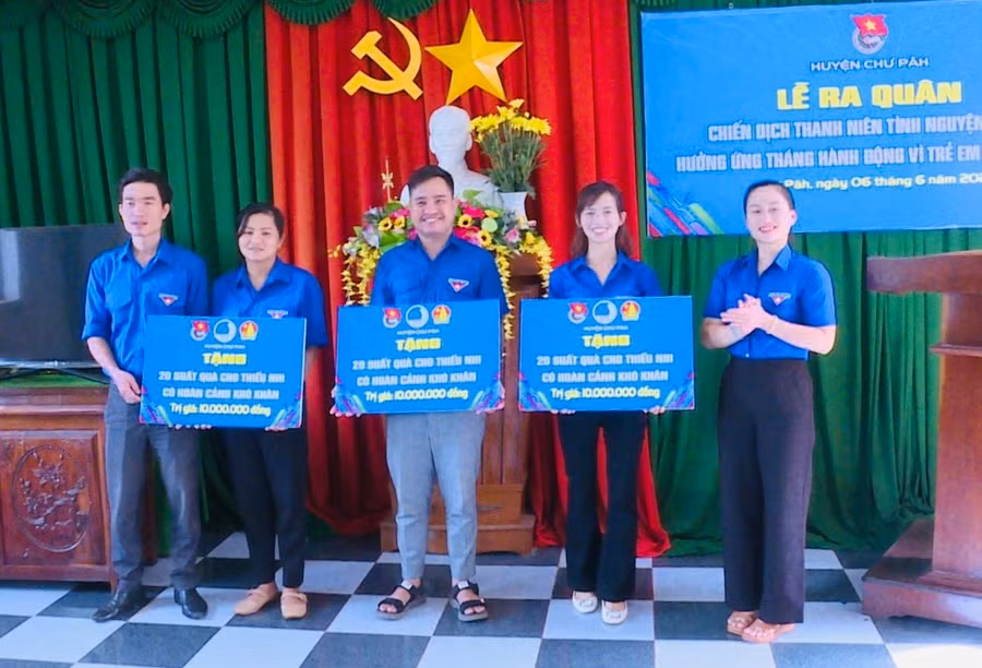 Huyện Đoàn Chư Păh tặng bảng tượng trưng 60 suất quà cho thiếu nhi các xã: Đak Tơ Ver, Chư Đang Ya, Ia Nhin. Ảnh: Văn Cảnh