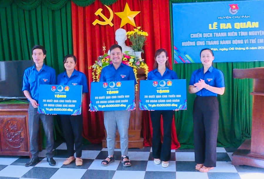 Huyện Đoàn Chư Păh tặng bảng tượng trưng 60 suất quà cho thiếu nhi các xã: Đak Tơ Ver, Chư Đang Ya, Ia Nhin. Ảnh: Văn Cảnh