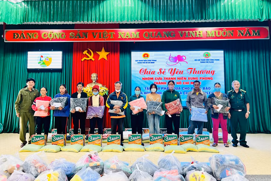 Hội Cựu TNXP TP. Pleiku phối hợp nhóm Cựu TNXP TP. Hồ Chí Minh tặng quà cho người dân xã Chư Á. Ảnh: M.N