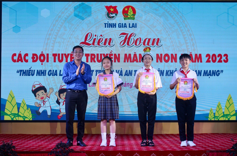 Anh Hồ Trần Phú Nghĩa (bìa trái)-Ủy viên Ban Chấp hành Tỉnh Đoàn, Phó Trưởng ban Thanh thiếu nhi-Trường học Tỉnh Đoàn, thành viên Ban Giám khảo trao giải phụ cho các đội thi. Ảnh: P.L Anh Hồ Trần Phú Nghĩa (bìa trái)-Ủy viên Ban Chấp hành Tỉnh Đoàn, Phó Trưởng ban Thanh thiếu nhi-Trường học Tỉnh Đoàn, thành viên Ban Giám khảo trao giải phụ cho các đội thi. Ảnh: P.L
