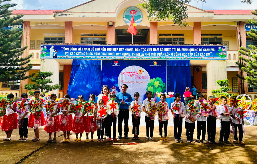 Tỉnh Đoàn tặng quà trung thu cho học sinh Trường Tiểu học-THCS Ia Mơ Nông. Ảnh: P.L