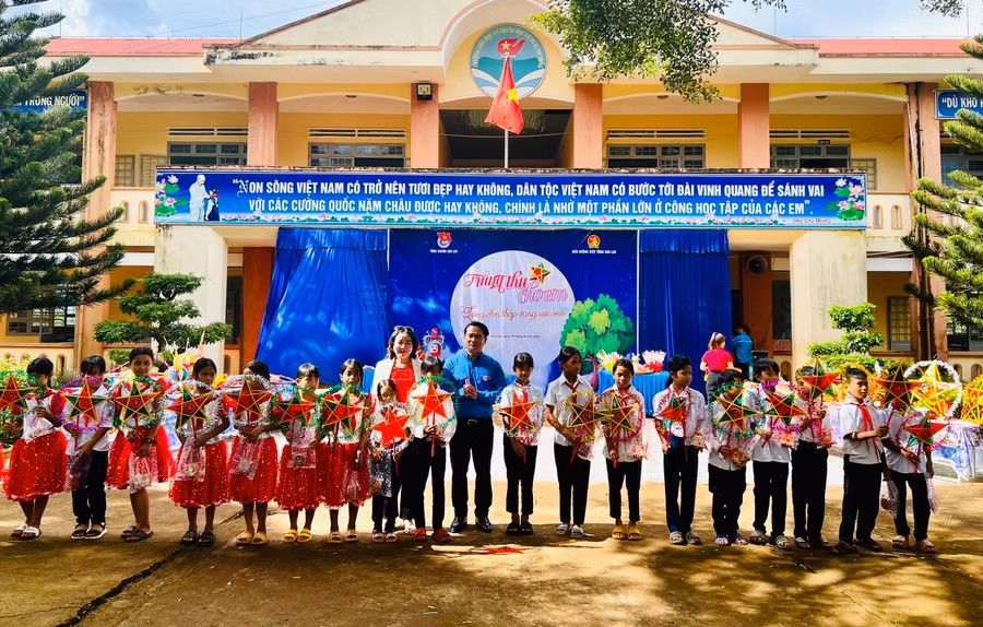 Tỉnh Đoàn tặng quà trung thu cho học sinh Trường Tiểu học-THCS Ia Mơ Nông. Ảnh: P.L