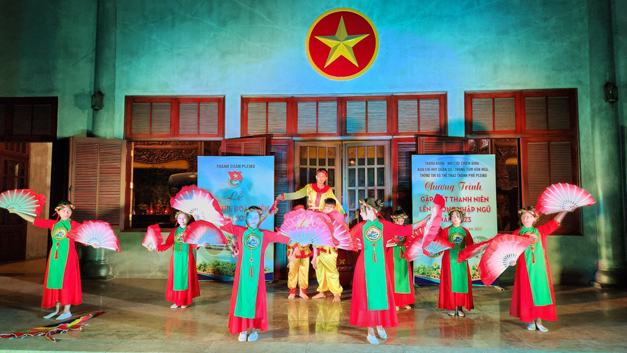 Một tiết mục văn nghệ biểu diễn tại chương trình nhằm động viên tinh thần các thanh niên trước khi lên đường nhập ngũ. Ảnh: Minh Nhật Một tiết mục văn nghệ biểu diễn tại chương trình nhằm động viên tinh thần các thanh niên trước khi lên đường nhập ngũ. Ảnh: Minh Nhật