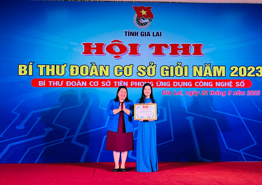 Chị Hà Thị Giang Thảo (bìa trái)-Bí thư Tỉnh Đoàn trao giải nhất cho thí sinh Phan Thị Bích Thủy. Ảnh: P.L
