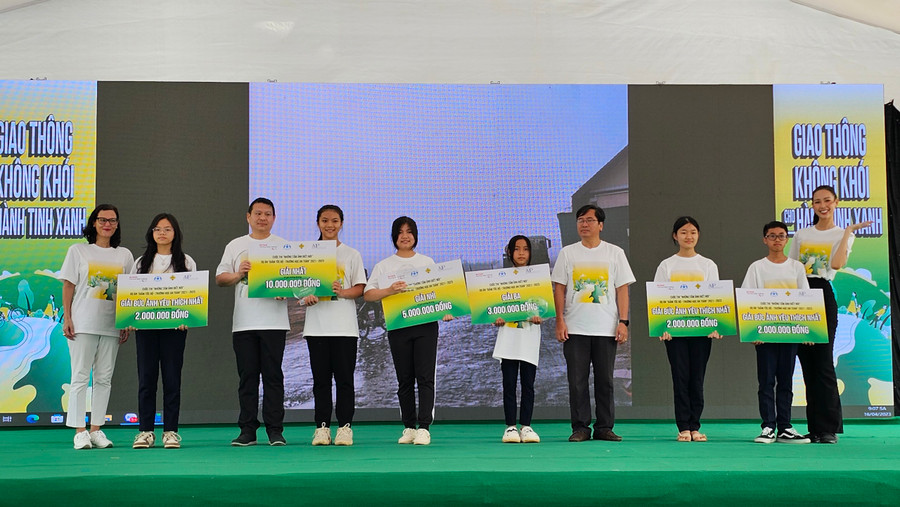 Ban tổ chức trao giải cho các học sinh đạt giải cuộc thi "Những tấm ảnh biết nói". Ảnh: Phan Lài Ban tổ chức trao giải cho các học sinh đạt giải cuộc thi "Những tấm ảnh biết nói". Ảnh: Phan Lài