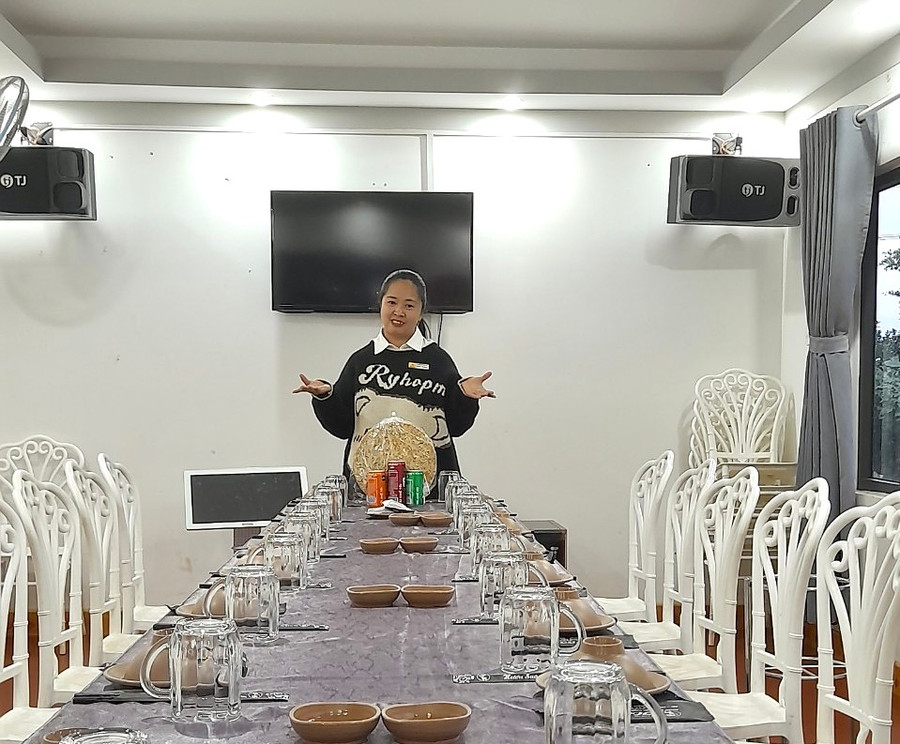 Sinh viên Lê Phan Thùy Trang làm nhân viên phục vụ tại Làng Ẩm thực Hươu Sao trong dịp Tết Nguyên đán Quý Mão. Ảnh: Thủy Bình Sinh viên Lê Phan Thùy Trang làm nhân viên phục vụ tại Làng Ẩm thực Hươu Sao trong dịp Tết Nguyên đán Quý Mão. Ảnh: Thủy Bình