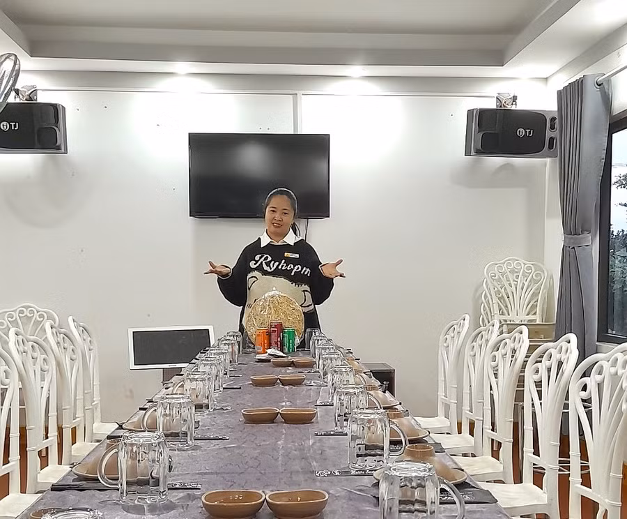 Sinh viên Lê Phan Thùy Trang làm nhân viên phục vụ tại Làng Ẩm thực Hươu Sao trong dịp Tết Nguyên đán Quý Mão. Ảnh: Thủy Bình