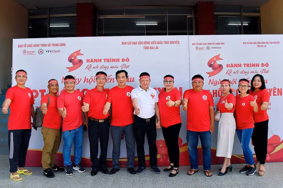 Các cán bộ, viên chức, người lao động của Báo Gia Lai tham gia hiến máu tình nguyện. Ảnh: Đ.T