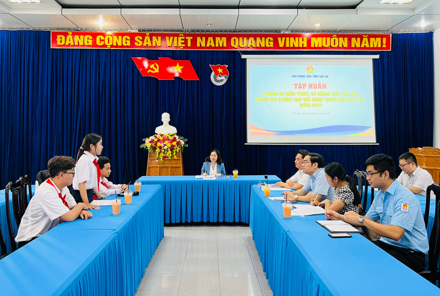 Quang cảnh buổi tập huấn trang bị kiến thức, kỹ năng cho trẻ em trước khi tham gia phiên họp giả định “Quốc hội trẻ em”. Ảnh: P.L Quang cảnh buổi tập huấn trang bị kiến thức, kỹ năng cho trẻ em trước khi tham gia phiên họp giả định “Quốc hội trẻ em”. Ảnh: P.L