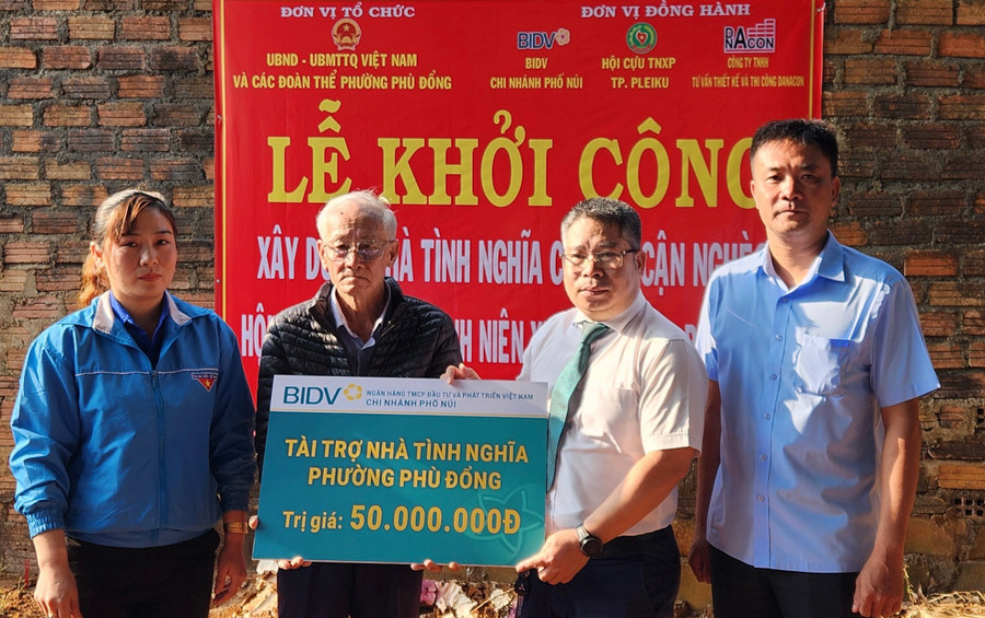 Các đơn vị bàn giao kinh phí xây dựng nhà tình nghĩa cho ông Trần Quốc Tuấn (thứ 2 từ trái qua) tại lễ khởi công. Ảnh: Phan Lài Các đơn vị bàn giao kinh phí xây dựng nhà tình nghĩa cho ông Trần Quốc Tuấn (thứ 2 từ trái qua) tại lễ khởi công. Ảnh: Phan Lài