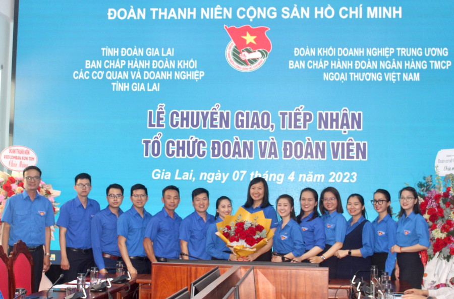 Đoàn khối các Cơ quan và Doanh nghiệp tỉnh chuyển giao 2 tổ chức Đoàn và 135 đoàn viên về Đoàn Thanh niên Vietcombank. Ảnh: Phan Lài