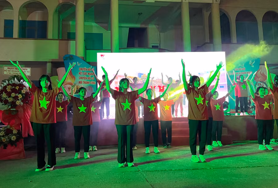 Tiết mục nhảy dân vũ với chủ đề "Tôi yêu Tổ quốc tôi". Ảnh: Phan Lài