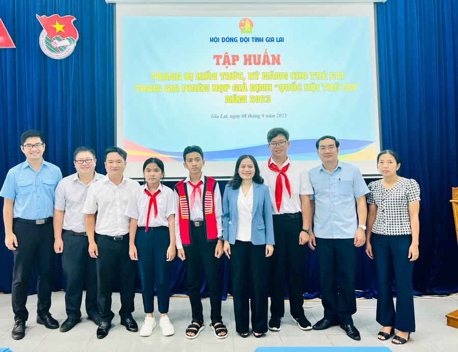 Phó Trưởng đoàn chuyên trách Đoàn đại biểu Quốc hội tỉnh Siu Hương (thứ 4 từ phải qua) chụp hình lưu niệm với các đại biểu tham gia phiên họp giả định “Quốc hội trẻ em”. Ảnh: P.L Phó Trưởng đoàn chuyên trách Đoàn đại biểu Quốc hội tỉnh Siu Hương (thứ 4 từ phải qua) chụp hình lưu niệm với các đại biểu tham gia phiên họp giả định “Quốc hội trẻ em”. Ảnh: P.L