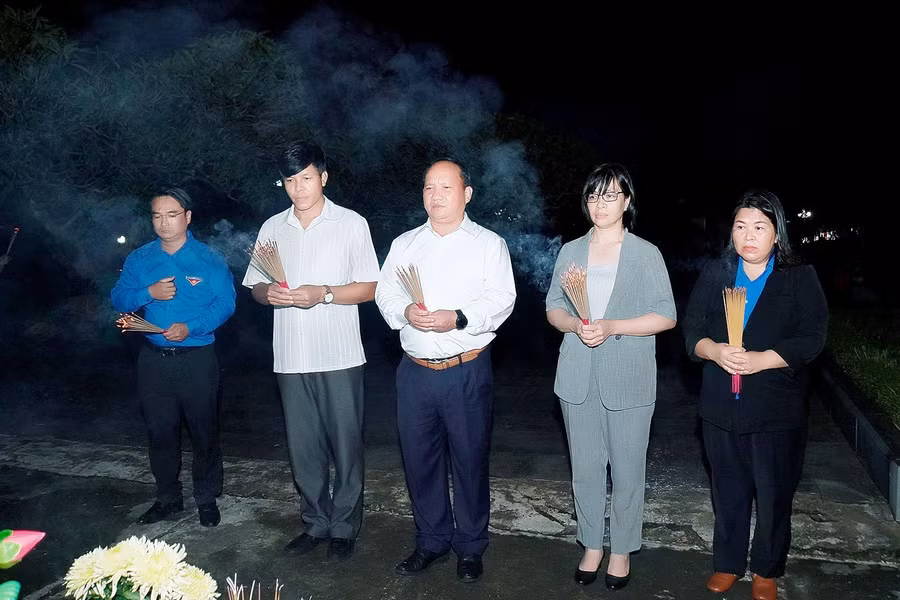 Các đồng chí lãnh đạo Tỉnh ủy-UBND-Ủy ban MTTQ Việt Nam tỉnh và Tỉnh Đoàn dâng hương tại phần mộ Anh hùng Núp. Ảnh: Đ.T