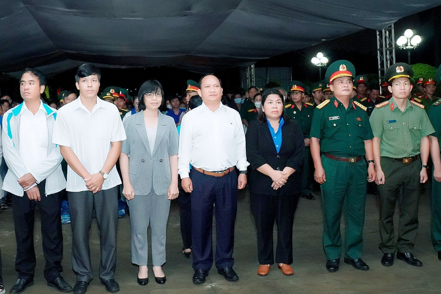 Các đồng chí lãnh đạo Tỉnh ủy-UBND-Ủy ban MTTQ Việt Nam tỉnh và lãnh đạo các sở, ban, ngành tham gia lễ thắp nến tri ân. Ảnh: Đ.T Các đồng chí lãnh đạo Tỉnh ủy-UBND-Ủy ban MTTQ Việt Nam tỉnh và lãnh đạo các sở, ban, ngành tham gia lễ thắp nến tri ân. Ảnh: Đ.T