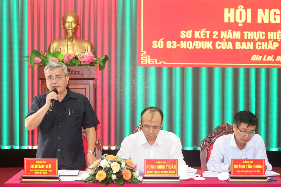 Các đồng chí Huỳnh Minh Thuận (ở giữa)-Bí thư Đảng ủy Khối, Dương Dã (bìa phải)-Phó Bí thư Thường trực Đảng ủy Khối, Huỳnh Tấn Đoan-Phó Bí thư Đảng ủy Khối chủ trì hội nghị. Ảnh: P.L