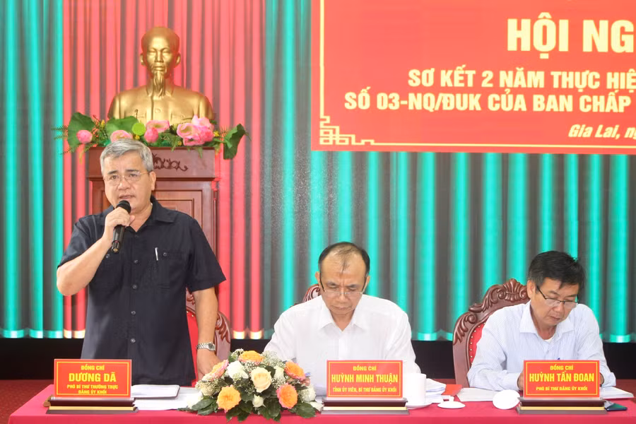 Các đồng chí Huỳnh Minh Thuận (ở giữa)-Bí thư Đảng ủy Khối, Dương Dã (bìa phải)-Phó Bí thư Thường trực Đảng ủy Khối, Huỳnh Tấn Đoan-Phó Bí thư Đảng ủy Khối chủ trì hội nghị. Ảnh: P.L