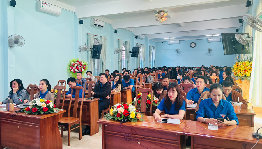 Cán bộ, đoàn viên, thanh niên các tổ chức cơ sở Đoàn trực thuộc Đoàn khối các Cơ quan và Doanh nghiệp tỉnh tham gia học tập nghị quyết. Ảnh: Phan Lài Cán bộ, đoàn viên, thanh niên các tổ chức cơ sở Đoàn trực thuộc Đoàn khối các Cơ quan và Doanh nghiệp tỉnh tham gia học tập nghị quyết. Ảnh: Phan Lài