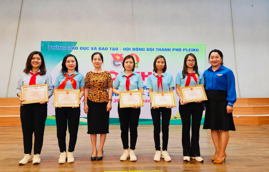 Chị Đặng Thị Thủy (thứ 2 từ trái qua)-giáo viên Tổng phụ trách Đội Trường Tiểu học Chu Văn An đạt giải nhất hội thi. Ảnh: MINH NHẬT Chị Đặng Thị Thủy (thứ 2 từ trái qua)-giáo viên Tổng phụ trách Đội Trường Tiểu học Chu Văn An đạt giải nhất hội thi. Ảnh: MINH NHẬT