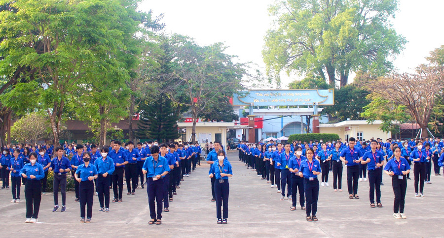 Đoàn viên, thanh niên Trường THPT chuyên Hùng Vương đồng diễn dân vũ chào mừng kỷ niệm 92 năm Ngày thành lập Đoàn TNCS Hồ Chí Minh. Ảnh: Phan Lài Đoàn viên, thanh niên Trường THPT chuyên Hùng Vương đồng diễn dân vũ chào mừng kỷ niệm 92 năm Ngày thành lập Đoàn TNCS Hồ Chí Minh. Ảnh: Phan Lài