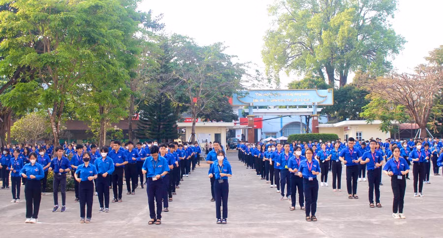 Đoàn viên, thanh niên Trường THPT chuyên Hùng Vương đồng diễn dân vũ chào mừng kỷ niệm 92 năm Ngày thành lập Đoàn TNCS Hồ Chí Minh. Ảnh: Phan Lài