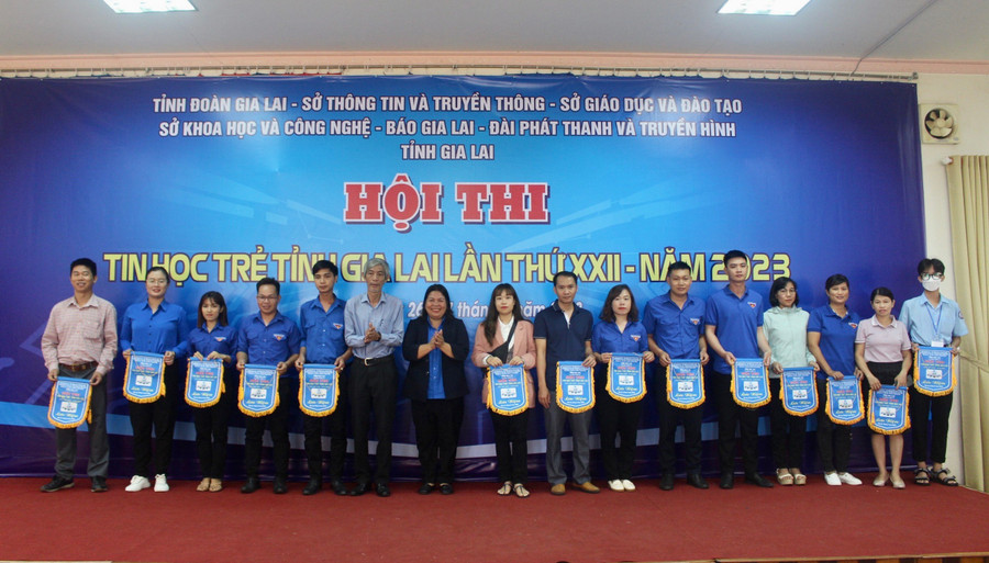 Ban tổ chức trao cờ lưu niệm cho các đơn vị tham gia hội thi. Ảnh: P.L