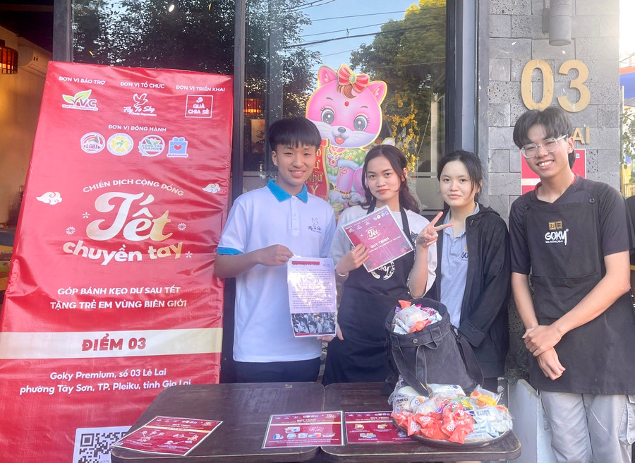 Một điểm tiếp nhận quyên góp bánh kẹo trong chiến dịch cộng đồng "Tết chuyền tay" do nhóm từ thiện Fly To Sky thực hiện. Ảnh: Phan Lài Một điểm tiếp nhận quyên góp bánh kẹo trong chiến dịch cộng đồng "Tết chuyền tay" do nhóm từ thiện Fly To Sky thực hiện. Ảnh: Phan Lài