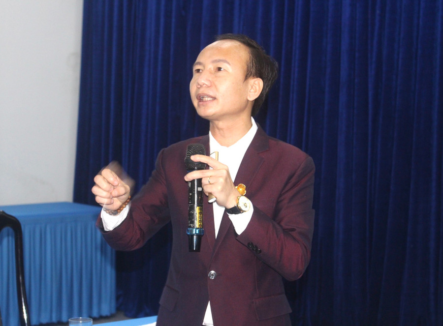 Tiến sĩ Huỳnh Anh Bình chia sẻ kỹ năng khởi nghiệp cho đoàn viên, thanh niên. Ảnh: P.L