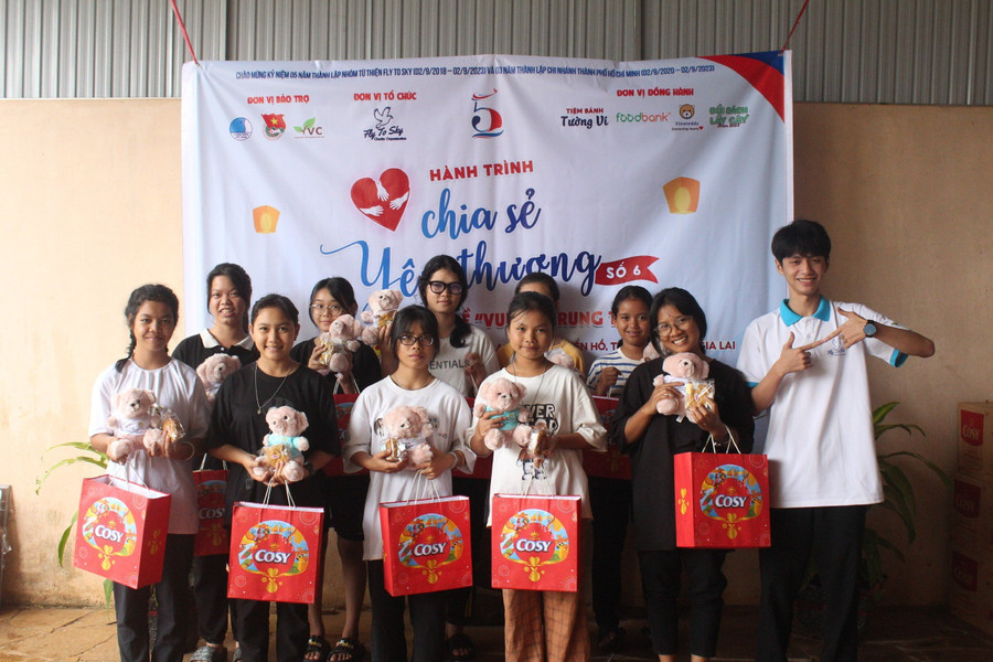 Nhóm từ thiện Fly To Sky tặng quà cho các em thiếu nhi ở làng Ia Nueng. Ảnh: M.N Nhóm từ thiện Fly To Sky tặng quà cho các em thiếu nhi ở làng Ia Nueng. Ảnh: M.N