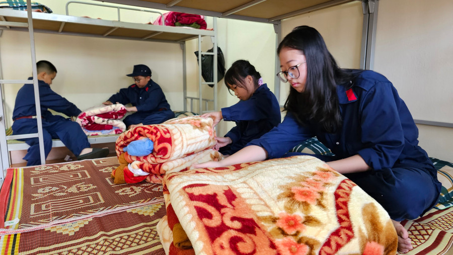 Các chiến sĩ nhí học cách gấp nội vụ. Ảnh: P.L