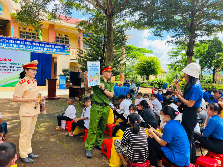 Đoàn cơ sở Công an huyện Chư Păh tuyên truyền pháp luật về an toàn giao thông cho đoàn viên, thanh niên. Ảnh: P.L Đoàn cơ sở Công an huyện Chư Păh tuyên truyền pháp luật về an toàn giao thông cho đoàn viên, thanh niên. Ảnh: P.L