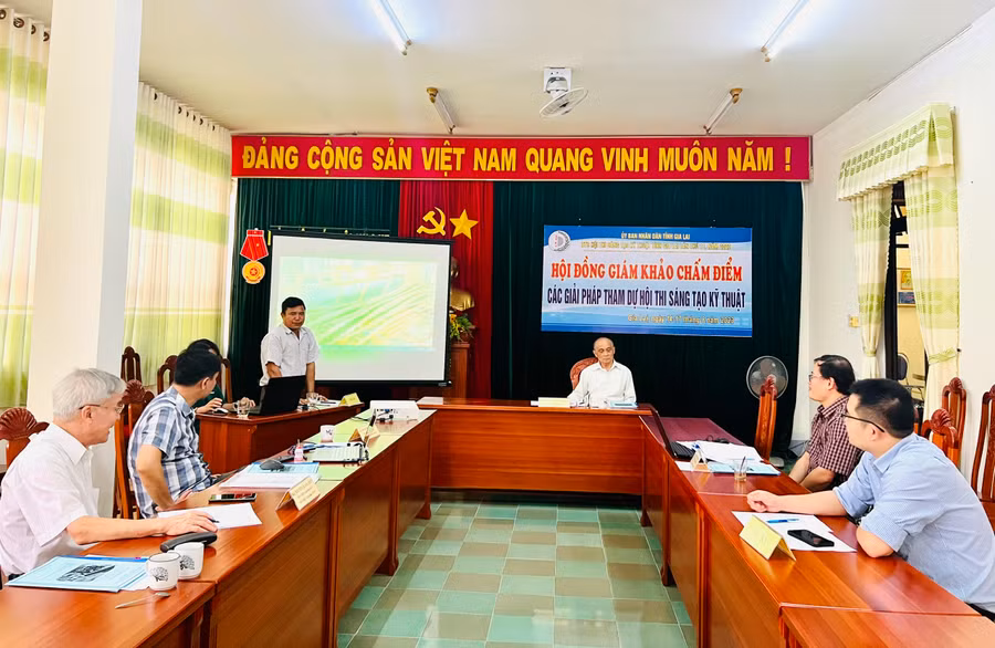 Quang cảnh buổi chấm điểm giải pháp tham gia Hội thi Sáng tạo Kỹ thuật tỉnh Gia Lai. Ảnh: M.N Quang cảnh buổi chấm điểm giải pháp tham gia Hội thi Sáng tạo Kỹ thuật tỉnh Gia Lai. Ảnh: M.N