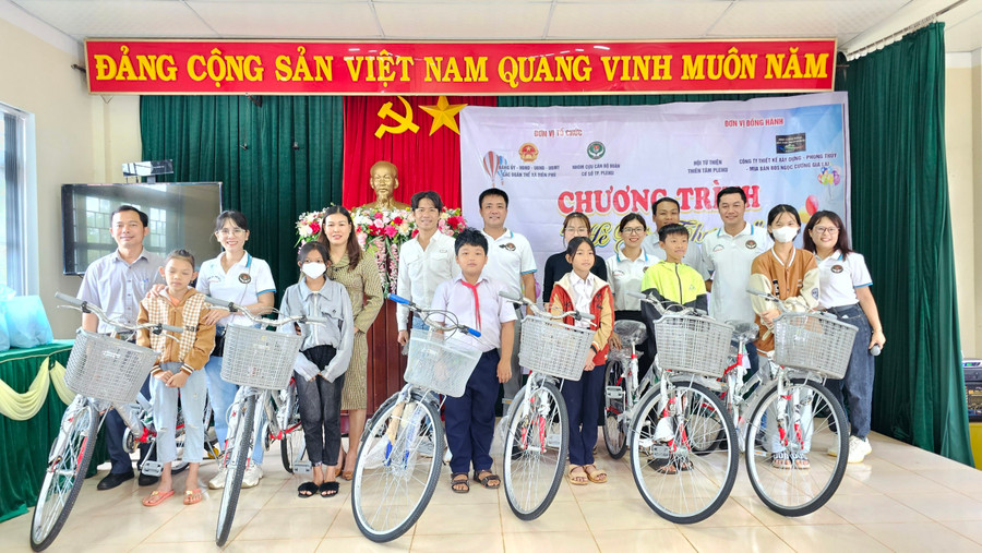 Nhóm cựu cán bộ Đoàn cơ sở TP. Pleiku tặng xe đạp cho thiếu nhi xã Diên Phú (TP. Pleiku). Ảnh: M.N