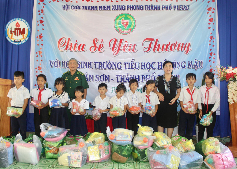 Hội Cựu TNXP TP. Pleiku tặng quà cho học sinh Trường Tiểu học Hồ Tùng Mậu. Ảnh P.L Hội Cựu TNXP TP. Pleiku tặng quà cho học sinh Trường Tiểu học Hồ Tùng Mậu. Ảnh P.L