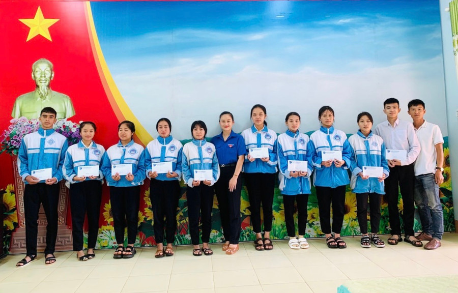 Huyện Đoàn Chư Păh tặng quà học sinh lớp 12 có hoàn cảnh khó khăn của Trường THPT Ya Ly. Ảnh: Huyện Đoàn Chư Păh Huyện Đoàn Chư Păh tặng quà học sinh lớp 12 có hoàn cảnh khó khăn của Trường THPT Ya Ly. Ảnh: Huyện Đoàn Chư Păh