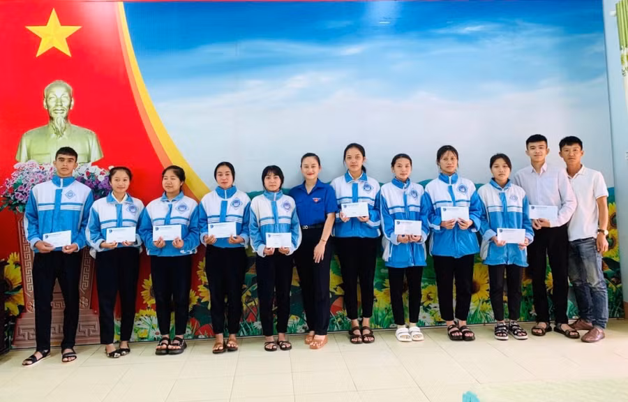 Huyện Đoàn Chư Păh tặng quà học sinh lớp 12 có hoàn cảnh khó khăn của Trường THPT Ya Ly. Ảnh: Huyện Đoàn Chư Păh