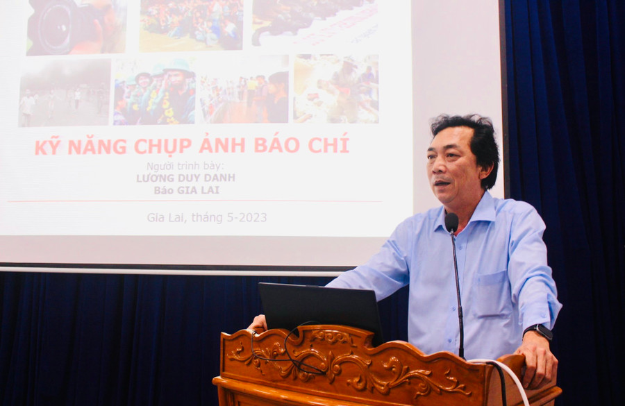 Phó Tổng Biên tập Báo Gia Lai Lương Văn Danh thông tin chuyên đề tại hội nghị. Ảnh: P.L Phó Tổng Biên tập Báo Gia Lai Lương Văn Danh thông tin chuyên đề tại hội nghị. Ảnh: P.L