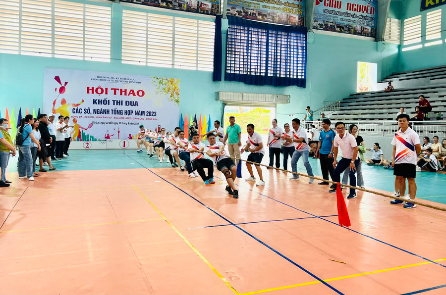 Các vận động viên tham gia môn thi đấu kéo co. Ảnh: M.N Các vận động viên tham gia môn thi đấu kéo co. Ảnh: M.N